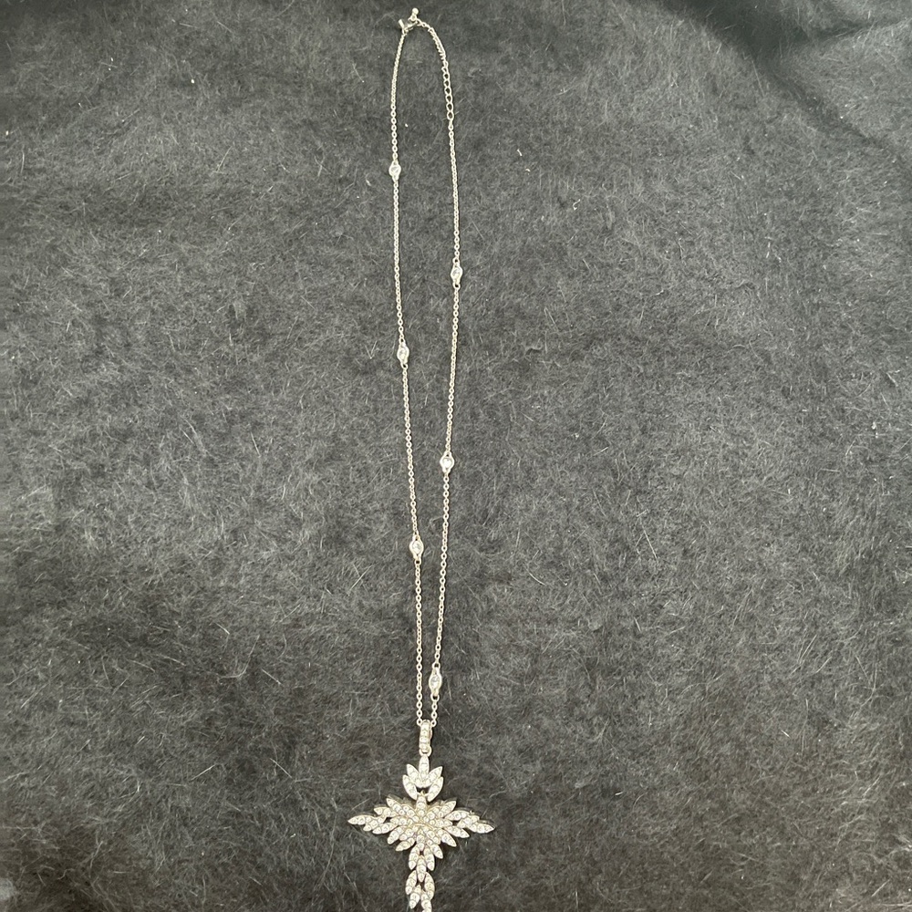 ✝️✝️✝️✝️Sparkling Silver-Tone Cross Pendant Necklace - Crystal Accent - Picture 3 of 8